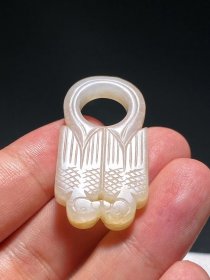 清中期 和田玉籽料 白玉 双鸟 玉佩 挂件 长2.2 宽0.6 高4.2厘米 重11.8克 双鸟白玉质地,玉质细腻,触手温泽,雕饰流畅,质地饱满,两只小鸟嘴尖相对,宛若恋人般如胶似漆,体现出和谐、对称之美。碾琢精到,布局妥帖,手法写意,张驰有道,审美品味颇高。