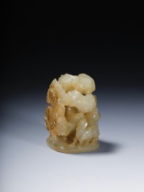 和田玉籽料秋山瑞鹿帽顶，尺寸：2.8×2.6×4.0厘米，重量34.6克