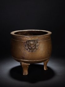 民国 黄铜 双狮耳 三足 大明宣德炉 香炉 摆件 长15 宽12 高11厘米 重1229克 此件铜炉方唇口，外缘高起。肩部圆雕两个狮首为耳，狮首浓眉狭目，阔鼻大口，鬃发绕颈一周，威风凛凛。底部三蹄足，上下阔中收束，底部落有“大明宣德年制款”。