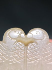 清中期 和田玉籽料 白玉 双鸟 玉佩 挂件 长2.2 宽0.6 高4.2厘米 重11.8克 双鸟白玉质地,玉质细腻,触手温泽,雕饰流畅,质地饱满,两只小鸟嘴尖相对,宛若恋人般如胶似漆,体现出和谐、对称之美。碾琢精到,布局妥帖,手法写意,张驰有道,审美品味颇高。