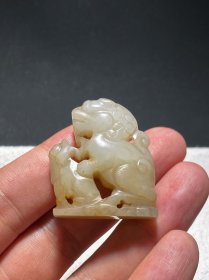 明 和田玉籽料 白玉沁色 子母兽 瑞兽 把件摆件挂件 长3.2 宽1.5 高3.6厘米 重27克