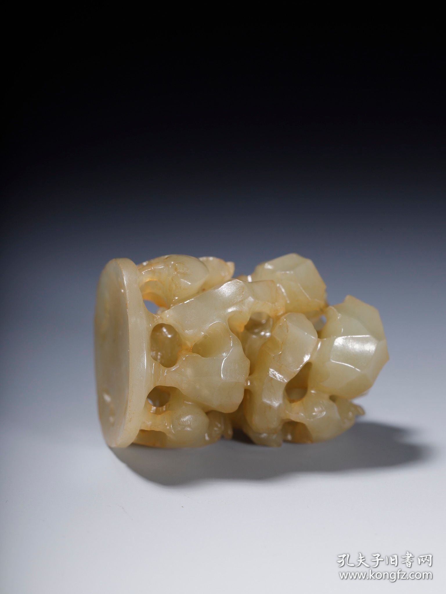 和田玉籽料秋山瑞鹿帽顶，尺寸：2.8×2.6×4.0厘米，重量34.6克