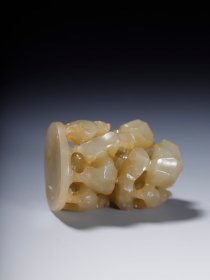 和田玉籽料秋山瑞鹿帽顶，尺寸：2.8×2.6×4.0厘米，重量34.6克