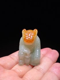 清中期 老坑翡翠 黄翡 十二生肖虎坐像 把件 把件 长：2.7 宽：2.5 高：4.2厘米 重：53.2克