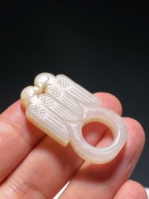 清中期 和田玉籽料 白玉 双鸟 玉佩 挂件 长2.2 宽0.6 高4.2厘米 重11.8克 双鸟白玉质地,玉质细腻,触手温泽,雕饰流畅,质地饱满,两只小鸟嘴尖相对,宛若恋人般如胶似漆,体现出和谐、对称之美。碾琢精到,布局妥帖,手法写意,张驰有道,审美品味颇高。