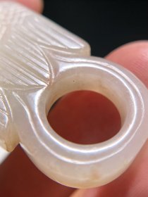 清中期 和田玉籽料 白玉 双鸟 玉佩 挂件 长2.2 宽0.6 高4.2厘米 重11.8克 双鸟白玉质地,玉质细腻,触手温泽,雕饰流畅,质地饱满,两只小鸟嘴尖相对,宛若恋人般如胶似漆,体现出和谐、对称之美。碾琢精到,布局妥帖,手法写意,张驰有道,审美品味颇高。