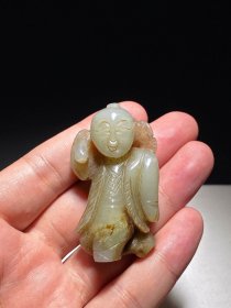 清 和田玉籽料 圆雕 持莲童子 把件 挂件 长3.3 宽1.8 高5.8厘米 重47.3克 和田玉质，带有黄褐色沁。雕琢为持莲童子造形，童子圆脸丰满，细眉直鼻，小嘴微张，头梳单鬓，面容憨厚讨喜。手持莲叶，活泼生动，富有妙趣。玉雕以童子为题材，代表返璞归真的境界和磊落襟怀，和「莲」结合，表「连生贵子」、「吉庆祥和」，自宋代至清代，此种题材的玉雕制作经久不衰，颇受人们喜爱。