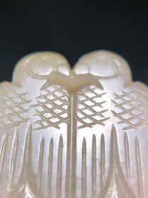 清中期 和田玉籽料 白玉 双鸟 玉佩 挂件 长2.2 宽0.6 高4.2厘米 重11.8克 双鸟白玉质地,玉质细腻,触手温泽,雕饰流畅,质地饱满,两只小鸟嘴尖相对,宛若恋人般如胶似漆,体现出和谐、对称之美。碾琢精到,布局妥帖,手法写意,张驰有道,审美品味颇高。