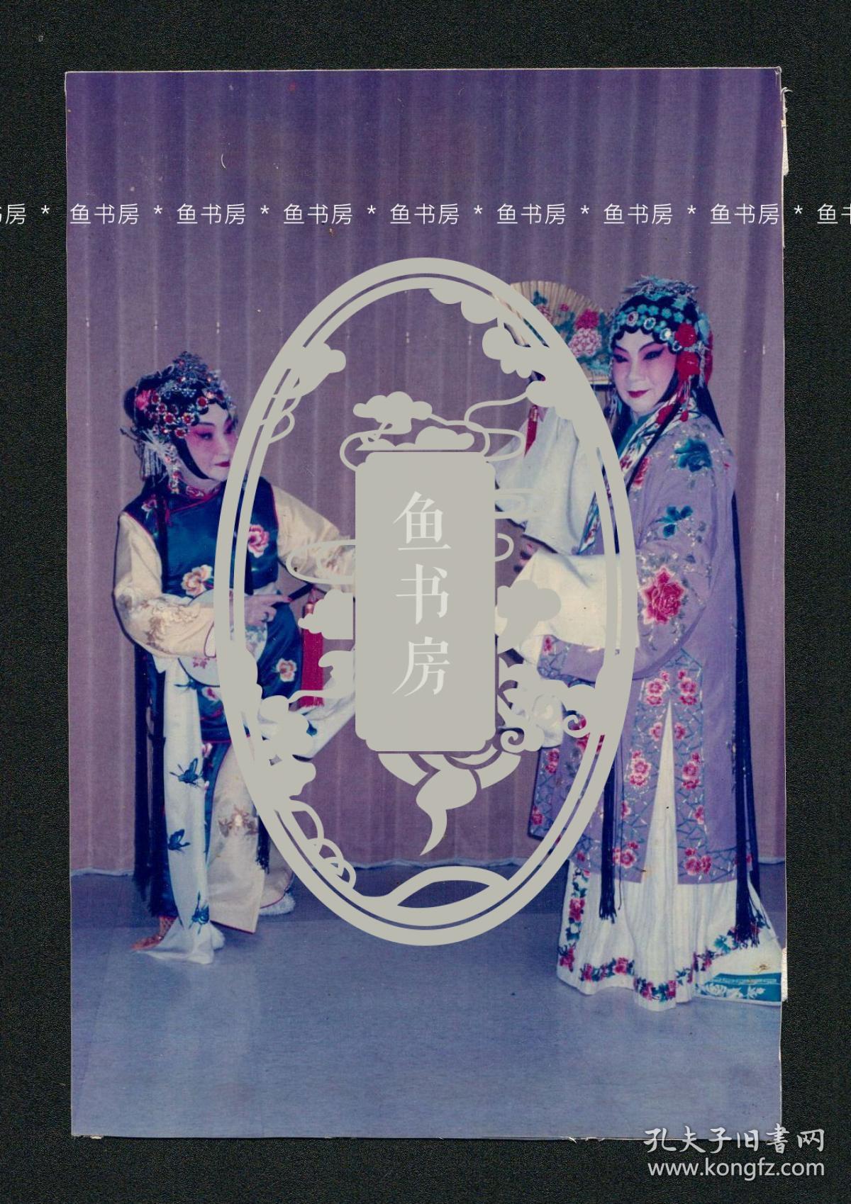 “合肥四姊妹”之一 张元和签名照片，1993年昆剧《游园》剧照，张元和亲笔签名并题注 ，重要昆曲影像文献，罕见