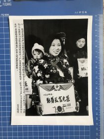 新华社新闻展览照片（11）四川省广汉县易容和丈夫叶前海勤劳致富得到广汉县人民政府给予嘉奖