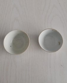 清代，白釉小茶碗，一个全品，一个有点瑕疵，直径7.5-51