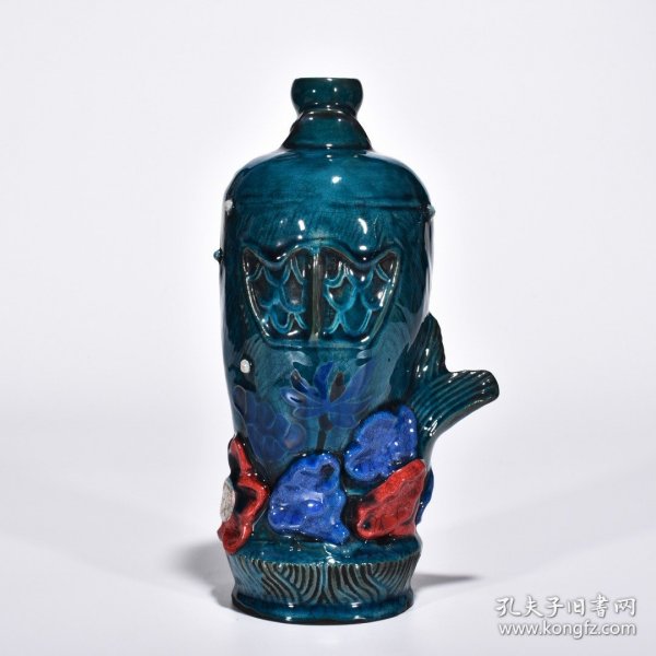 五代十国柴瓷孔雀蓝釉三色荷花纹鱼瓶（珎款）