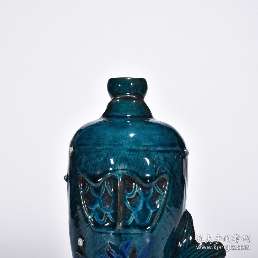 五代十国柴瓷孔雀蓝釉三色荷花纹鱼瓶（珎款）