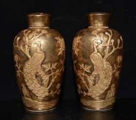 清乾隆年古铜釉雕刻孔雀纹梅瓶