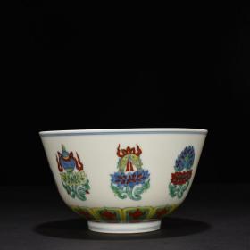 明成化斗彩莲花托八宝纹碗