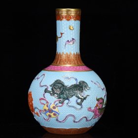 清乾隆年粉彩鎏金雕刻狮纹天球瓶