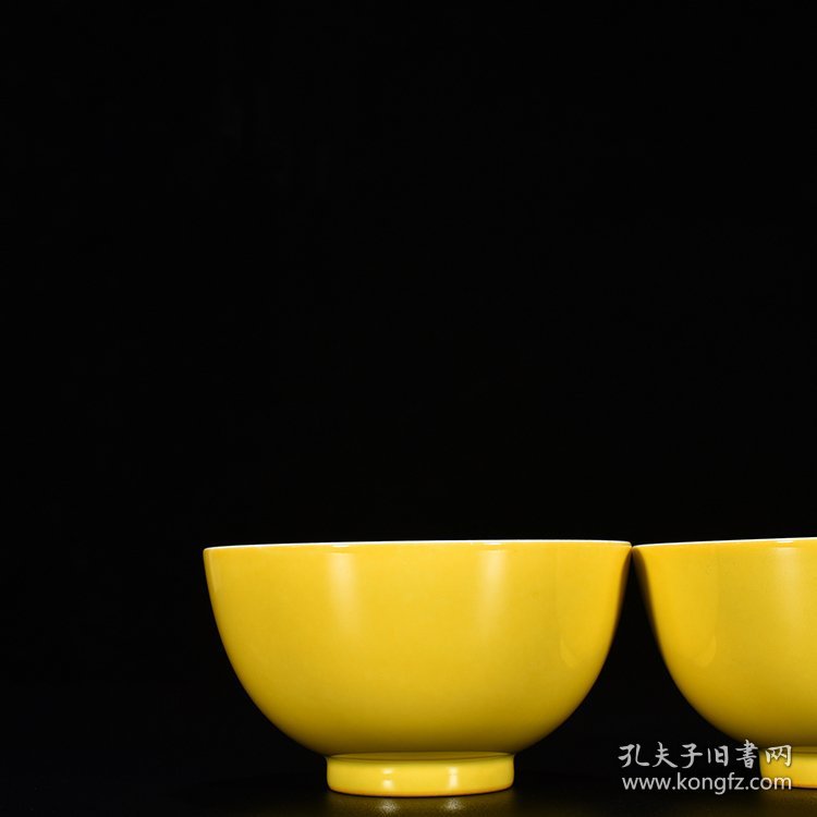 清雍正柠檬黄釉蝴蝶纹碗