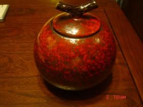 红色瓷器茶罐