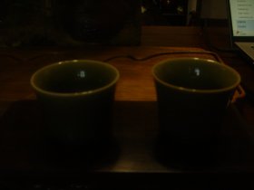 一对青色茶杯