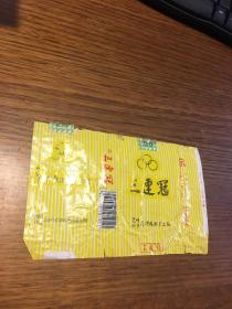 烟标        三连冠          （横版    烤烟型    ）                        昆明四平卷烟厂联营出品