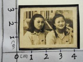 50年代老照片《两位美女合影》4*3cm,品如图,保真！