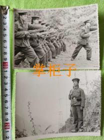 中国人民解放军海军，70年代海军照片，一张是集体训练的，另一张是站岗放哨的
