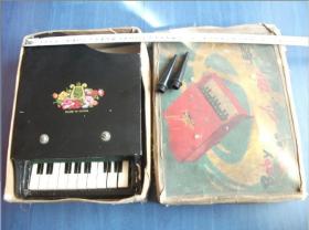 二手老玩具 小钢琴 包装盒破损 缺一个琴腿 如图 5698