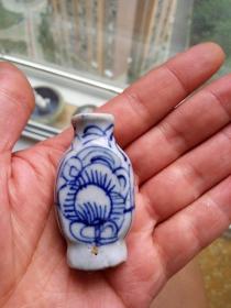 清代中期 瓷小药瓶