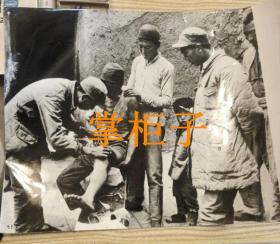 我军军医为群众看病就医，体现了我军军民一家