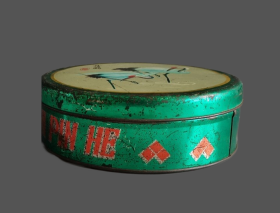 7080年代老物件，古董铁皮食品盒饼干盒，仙鹤旅游纪念糖果盒