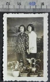 1老照片《两位美女》70年代,品相尺寸如图,保真！