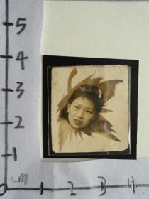 民国老照片《美女头像》3*3CM，品如图，保真！照片有塑料保护袋