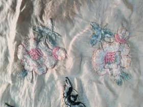 民国刺绣花鸟丝巾 将绣好的花鸟缝到丝巾上