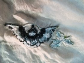 民国刺绣花鸟丝巾 将绣好的花鸟缝到丝巾上