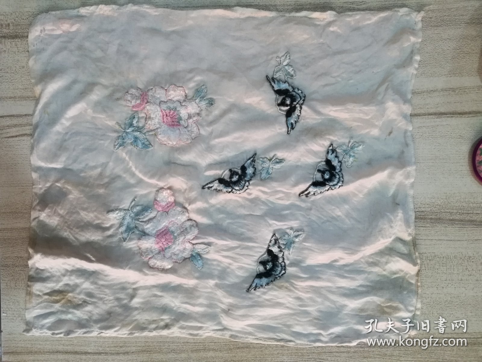 民国刺绣花鸟丝巾 将绣好的花鸟缝到丝巾上