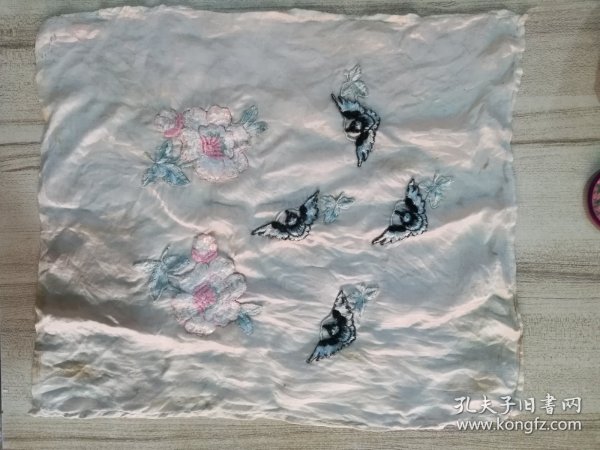 民国刺绣花鸟丝巾 将绣好的花鸟缝到丝巾上