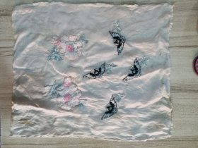 民国刺绣花鸟丝巾 将绣好的花鸟缝到丝巾上