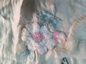 民国刺绣花鸟丝巾 将绣好的花鸟缝到丝巾上