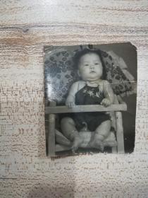 民国或50年代带脚镯的幼儿照片
