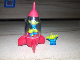 迪斯尼三眼仔乘坐火箭玩具