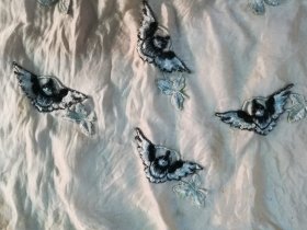 民国刺绣花鸟丝巾 将绣好的花鸟缝到丝巾上