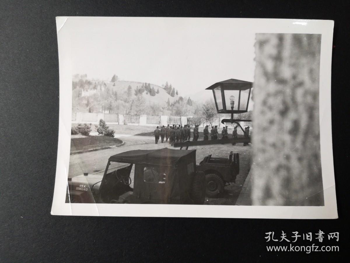 美国在德国驻军摄影师拍摄的照片：1952年4月 美军松特霍芬（德国巴伐利亚州的一个镇）营地大院  背面有说明