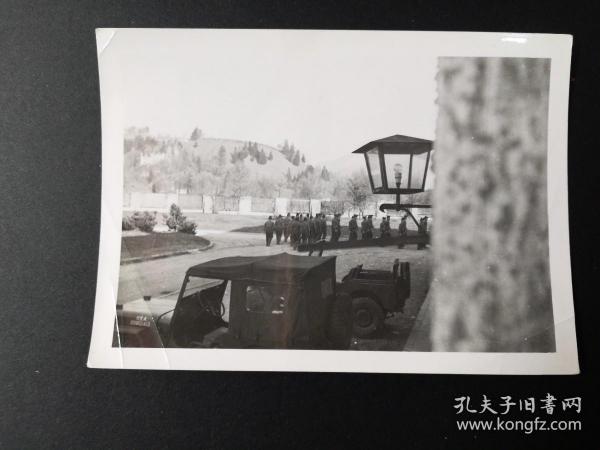 美国在德国驻军摄影师拍摄的照片：1952年4月 美军松特霍芬（德国巴伐利亚州的一个镇）营地大院  背面有说明