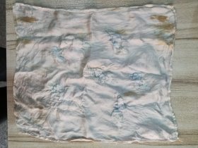 民国刺绣花鸟丝巾 将绣好的花鸟缝到丝巾上