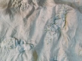 民国刺绣花鸟丝巾 将绣好的花鸟缝到丝巾上