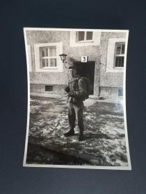 美国在德国驻军摄影师拍摄的照片：1952年4月背背包的TOM 背面有说明