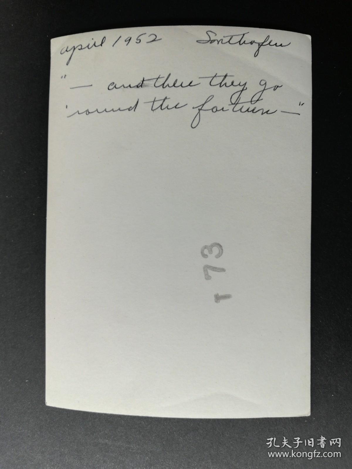 美国在德国驻军摄影师拍摄的照片：1952年4月 美军松特霍芬（德国巴伐利亚州的一个镇）营地大院  背面有说明