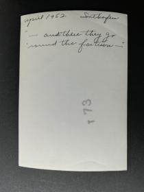 美国在德国驻军摄影师拍摄的照片：1952年4月 美军松特霍芬（德国巴伐利亚州的一个镇）营地大院  背面有说明