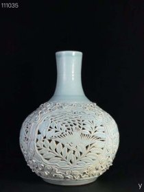 385_青釉雕刻镂空龙凤天球瓶，纯手工胎，器形优美，造型周正挺拔，品相完整。