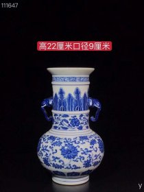 421_雍正青花缠枝象鼻挂耳瓶，纯手工胎，器形优美，造型周正挺拔，品相完整。